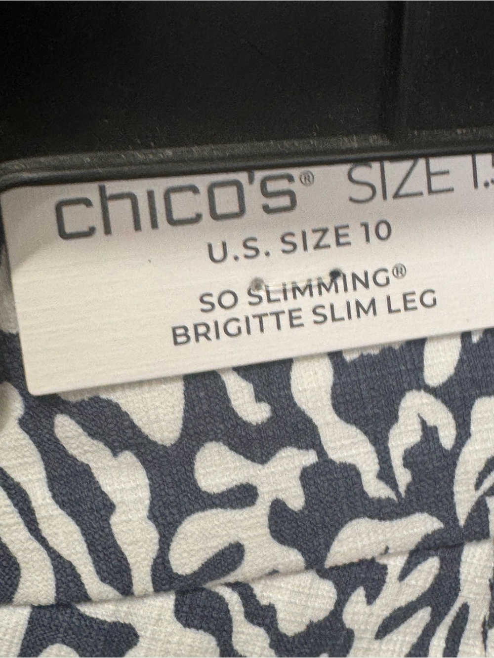Patterned Cropped Pants in Navy and White - Picture 2 of 9